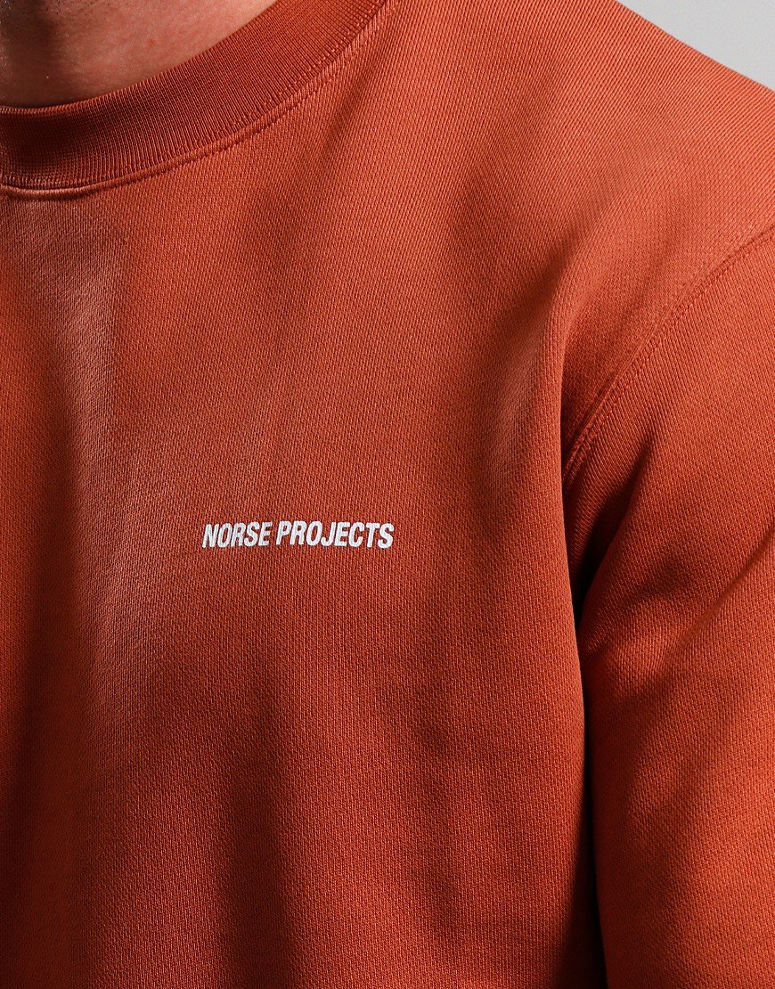 【関税込み】NORSE PROJECTS オレンジ Arne スウェットシャツ Norse Projects Arne Logo Sweat Red Ochre - Terraces Menswear