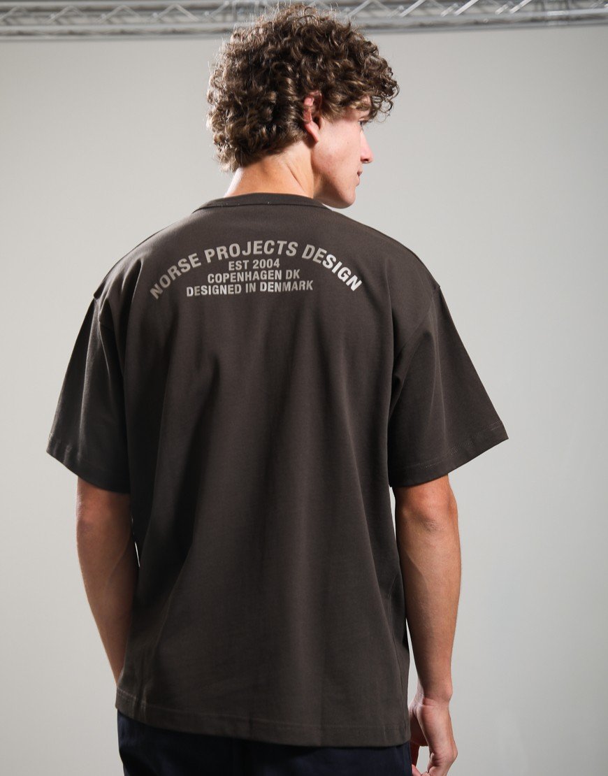 Norse Projects Snekkersten Organic Arch Print T-Shirt Delicioso Brown
